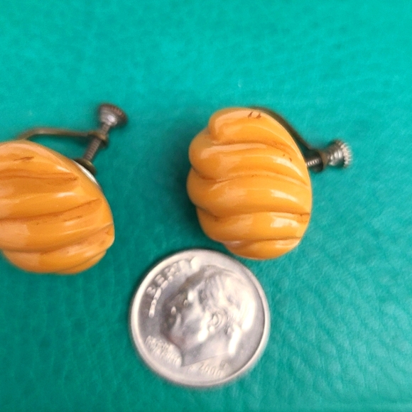 Vintage Small Honey-colored Bakelite Earrings - Picture 7 of 8